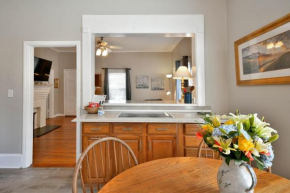 Comfy Cottage: Minutes from Main St, Private Yard